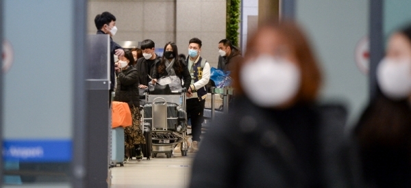 국내에서 신종 코로나바이러스 감염증인 '우한 폐렴'으로 네번째 확진환자가 발생한 27일 오후 인천국제공항 1터미널에서 마스크를 쓴 중국인 여행객들이 입국장을 빠져 나오고 있다. 장용준기자