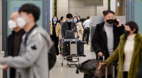 국내에서 신종 코로나바이러스 감염증인 '우한 폐렴'으로 네번째 확진환자가 발생한 27일 오후 인천국제공항 1터미널에서 마스크를 쓴 중국인 여행객들이 입국장을 빠져 나오고 있다. 장용준기자