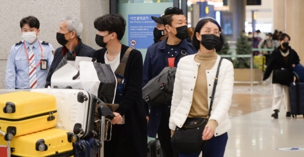 국내에서 신종 코로나바이러스 감염증인 '우한 폐렴'으로 네번째 확진환자가 발생한 27일 오후 인천국제공항 1터미널에서 마스크를 쓴 중국인 여행객들이 입국장을 빠져 나오고 있다. 장용준기자