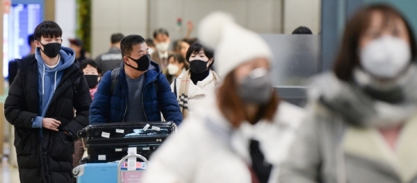 국내에서 신종 코로나바이러스 감염증인 '우한 폐렴'으로 네번째 확진환자가 발생한 27일 오후 인천국제공항 1터미널에서 마스크를 쓴 중국인 여행객들이 입국장을 빠져 나오고 있다. 장용준기자