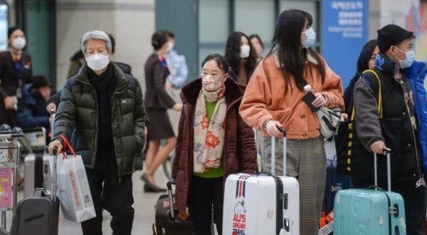 국내에서 신종 코로나바이러스 감염증인 '우한 폐렴'으로 네번째 확진환자가 발생한 27일 오후 인천국제공항 1터미널에서 마스크를 쓴 중국인 여행객들이 입국장을 빠져 나오고 있다. 장용준기자