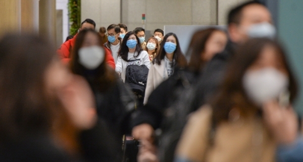 국내에서 신종 코로나바이러스 감염증인 '우한 폐렴'으로 네번째 확진환자가 발생한 27일 오후 인천국제공항 1터미널에서 마스크를 쓴 중국인 여행객들이 입국장을 빠져 나오고 있다. 장용준기자