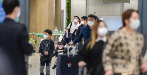 국내에서 신종 코로나바이러스 감염증인 '우한 폐렴'으로 네번째 확진환자가 발생한 27일 오후 인천국제공항 1터미널에서 마스크를 쓴 중국인 여행객들이 입국장을 빠져 나오고 있다. 장용준기자
