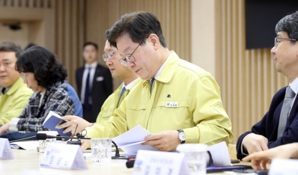 ▲ 28일 오전 경기도청 상황실에서 열린 신종 코로나바이러스감염증 대응 민·관 합동 전문가 비상대책회의에서 이재명 경기도지사가 자료를 살펴보고 있다.