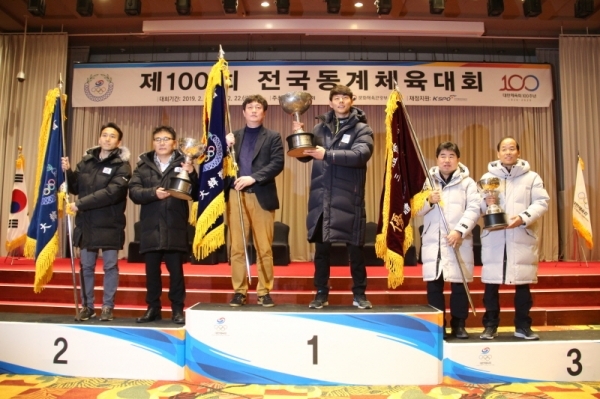 경기도가 오는 18일 개막하는 제101회 전국동계체육대회에서 종합우승 18연패에 도전한다. 사진은 지난해 100회 대회 폐회식에서 시상대 가장 높은 곳에 경기도가 올라서 있는 모습.경기일보 DB