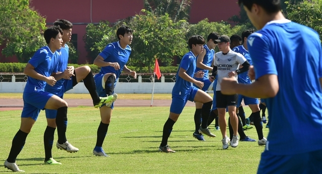 프로축구 K리그1 인천 유나이티드 선수들이 28일 태국 방콕 KMITL 스타디움에서 전술훈련과 체력훈련을 하고 있다.방콕=인천사진공동취재단