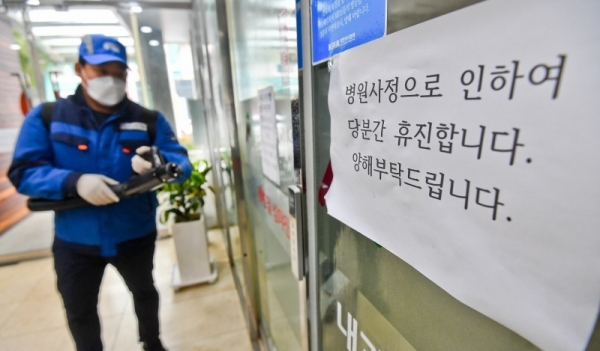 28일 오후 신종 코로나바이러스 감염증(우한 폐렴) 네번째 환자가 감염 확진 판정을 받기 전 2차례 들렀던 평택시 소재의 한 의원에서 방역업체 직원들이 소독활동을 펼치고 있다. 윤원규 기자