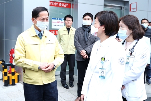 이재준 경기 고양시장이 27일 국민건강보험 일산병원을 찾아 신종코로나 대책을 점검하고 있다. 고양시