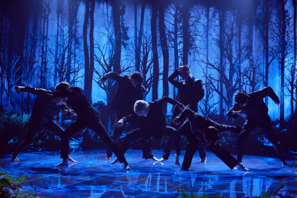 그룹 방탄소년단(BTS)이 지난 28일(현지시간) 미국 CBS 인기 토크쇼 '더 레이트 레이트 쇼 위드 제임스 코든'에 출연해 신곡 '블랙 스완' 무대를 최초로 선보였다. 연합뉴스