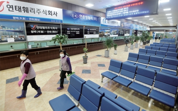 ‘우한 폐렴(신종 코로나바이러스 감염증)’의 국내 확산을 막기 위해 평택과 중국을 오가는 여객선의 여객운송 중단이 결정된 29일 오전 평택항 국제여객터미널 내 선사별 매표소들이 운영을 중단한 채 굳게 닫혀 있다. 조주현기자