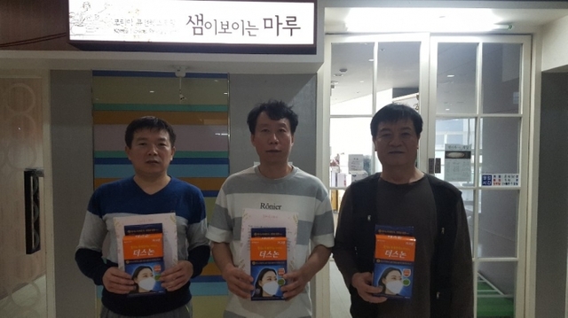 30일 남양주에 거주하는 중국교포들이 주한 중국대사관에 보낼 마스크와 손편지를 들어 보이고 있다.