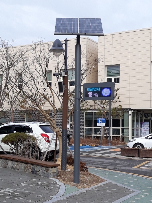 수원시가 지난해 말 팔달노인복지관에 설치한 미세먼지 신호등 모습. 수원시 제공