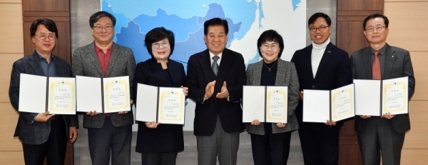 경기일보 독자권익위원회 신규 위원 위촉식이 열린 30일 오전 수원 본보 회의실에서 신항철 본보 대표이사 사장과 신임 위원들이 기념촬영을 하고 있다. 김시범기자