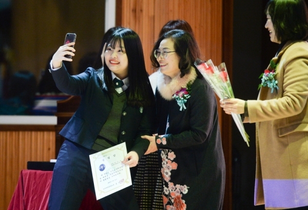 30일 2019학년도 졸업식 행사가 열린 인천시 부평구 산곡여중 목련관에서 한 졸업생이 교사들과 함께 마지막 추억을 남기고 있다. 장용준기자