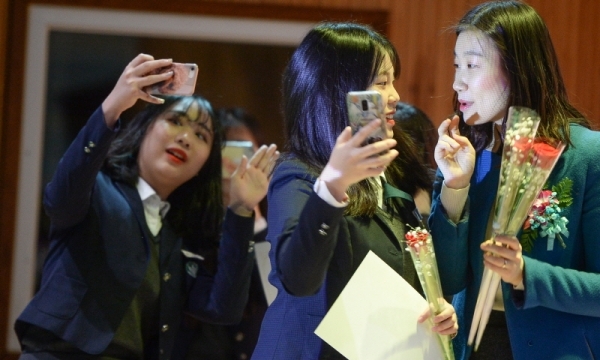 30일 2019학년도 졸업식 행사가 열린 인천시 부평구 산곡여중 목련관에서 한 졸업생이 교사들과 함께 마지막 추억을 남기고 있다. 장용준기자