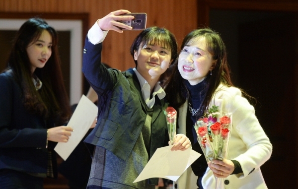 30일 2019학년도 졸업식 행사가 열린 인천시 부평구 산곡여중 목련관에서 한 졸업생이 교사들과 함께 마지막 추억을 남기고 있다. 장용준기자