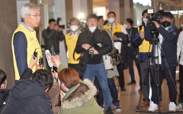 이태호 외교부 제2차관이 30일 오후 인천국제공항 제2여객터미널에 중국 우한과 인근 지역 체류 한국인을 국내로 데려올 전세기에 탑승하기 앞서 기자회견을 하고 있다.조주현기자