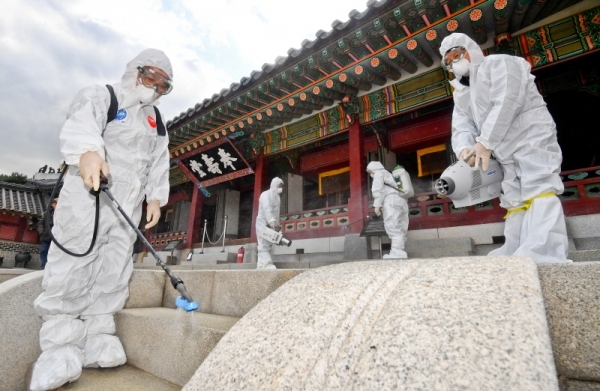 30일 오후 수원시 팔달구 화성행궁에서 팔달,장안구 보건소 관계자들이 합동 방역활동을 펼치고 있다. 신종 코로나바이러스(우한폐렴)로 관광객이 많이찾는 유명 관광지에도 비상이 걸렸다. 윤원규기자
