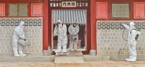 30일 오후 수원시 팔달구 화성행궁에서 팔달,장안구 보건소 관계자들이 합동 방역활동을 펼치고 있다. 신종 코로나바이러스(우한폐렴)로 관광객이 많이찾는 유명 관광지에도 비상이 걸렸다. 윤원규기자