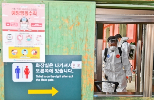 30일 오후 수원시 팔달구 화성행궁에서 팔달,장안구 보건소 관계자들이 합동 방역활동을 펼치고 있다. 신종 코로나바이러스(우한폐렴)로 관광객이 많이찾는 유명 관광지에도 비상이 걸렸다. 윤원규기자
