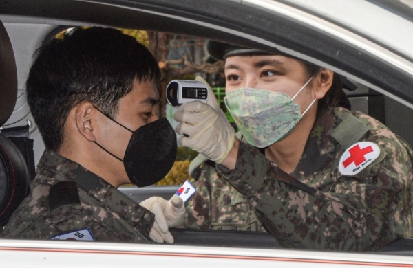 30일 오후 경기도 화성시 육군 제51보병사단에서 장병들이 신종 코로나바이러스 예방을 위해 부대 출입간 체온 측정을 하고 있다. 육군은 감염증 확산 방지 및 군내 유입 차단을 위한 예방적 조치를 적극 시행하고 있다.조주현기자