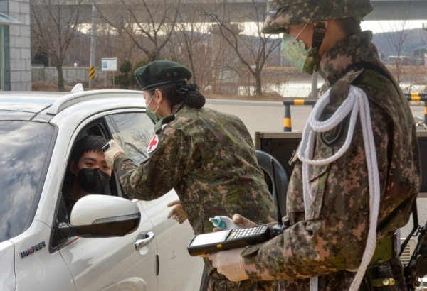 30일 오후 경기도 화성시 육군 제51보병사단에서 장병들이 신종 코로나바이러스 예방을 위해 부대 출입간 체온 측정을 하고 있다. 육군은 감염증 확산 방지 및 군내 유입 차단을 위한 예방적 조치를 적극 시행하고 있다.조주현기자