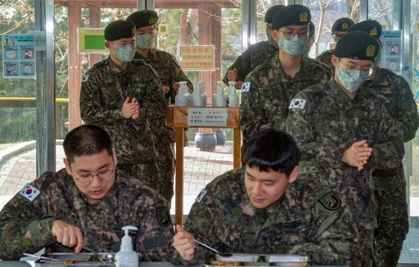 30일 오후 화성시 제51보병사단에서 장병들이 신종 코로나바이러스 감염증 예방을 위해 식사를 하기 전 손을 소독하고 있다. 육군은 부대 출입 인원의 체온을 측정하고 관내 방역을 실시하는 등 신종 코로나바이러스 감염증 확산 방지를 위한 예방 조치를 적극 시행하고 있다.조주현기자