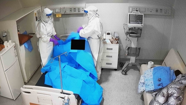 ▲ 국내 3번째 우한 폐렴 확진 환자가 음압병실에서 치료 중인 명지병원이 지난 21일부터 비상대응본부를 구성하고 선별진료소 가동에 들어갔다고 밝혔다. 또한 환자가 입원할 경우에 대비한 병원 내 대응책도 마련했다. 의료진이 중국 폐렴 확진환자가 입원한 격리음압병실에서 보호복을 착용하고 케어하고 있다. 명지병원 제공
