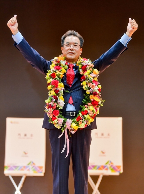 제24대 농협중앙회 회장선거가 열린 31일 오후 서울 중구 농협중앙회에서 24대 농협중앙회장에 당선된 이성희 회장이 만세를 외치고 있다. 윤원규 기자