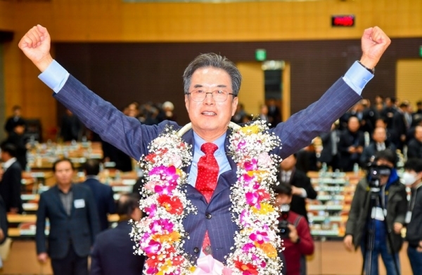 제24대 농협중앙회 회장선거가 열린 31일 오후 서울 중구 농협중앙회에서 24대 농협회장에 당선된 이성희 회장이 만세를 외치고 있다. 윤원규기자