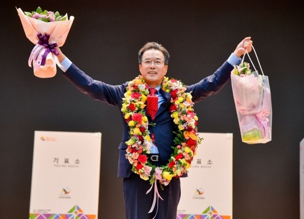 제24대 농협중앙회 회장선거가 열린 31일 오후 서울 중구 농협중앙회에서 24대 농협회장에 당선된 이성희 회장이 당선통지서를 받고 있다. 윤원규기자