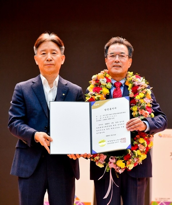 제24대 농협중앙회 회장선거가 열린 31일 오후 서울 중구 농협중앙회에서 24대 농협중앙회장에 당선된 이성희 회장이 당선통지서를 받고 있다. 윤원규기자