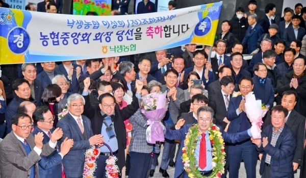 제24대 농협중앙회 회장선거가 열린 31일 오후 서울 중구 농협중앙회에서 24대 농협중앙회장에 당선된 이성희 회장이 지지자들의 환호를 받고 있다. 윤원규기자
