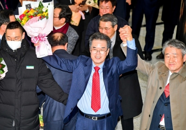 제24대 농협중앙회 회장선거가 열린 31일 오후 서울 중구 농협중앙회에서 24대 농협중앙회장에 당선된 이성희 회장이 지지자들의 환호를 받고 있다. 윤원규기자