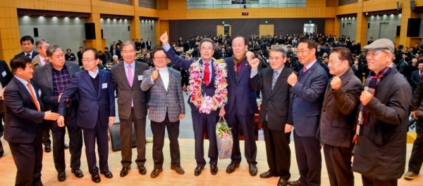 제24대 농협중앙회 회장선거가 열린 31일 오후 서울 중구 농협중앙회에서 24대 농협중앙회장에 당선된 이성희 회장이 지지자들의 환호를 받고 있다. 윤원규기자