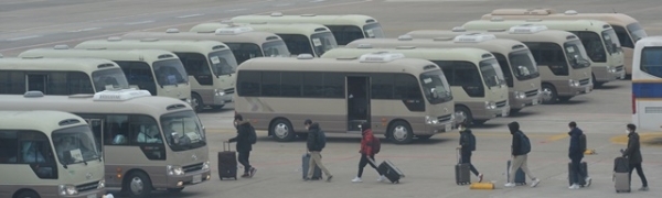 신종 코로나바이러스 감염증의 발원지인 중국 우한에서 온 교민들이 1일 오전 김포공항에서 2차 전세기에서 내려 방역을 마친 뒤 버스로 이동하고 있다. 조주현 기자