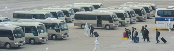 신종 코로나바이러스 감염증의 발원지인 중국 우한에서 온 교민들이 1일 오전 김포공항에서 2차 전세기에서 내려 방역을 마친 뒤 버스로 이동하고 있다. 조주현 기자