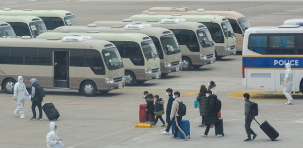 신종 코로나바이러스 감염증의 발원지인 중국 우한에서 온 교민들이 1일 오전 김포공항에서 2차 전세기에서 내려 방역을 마친 뒤 버스로 이동하고 있다. 조주현 기자