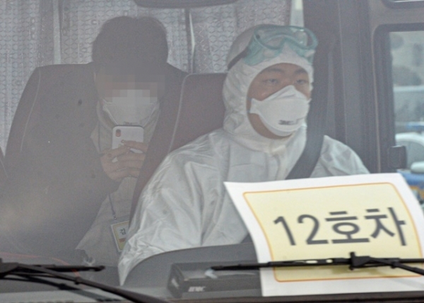 신종 코로나바이러스 감염증의 발원지인 중국 우한에서 온 교민들이 1일 오전 김포공항에서 빠져나와 격리 시설로 향하는 버스에 탑승해 이동하고 있다. 조주현 기자