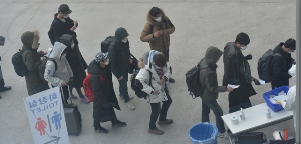 신종 코로나바이러스 감염병의 발원지인 중국 우한에서 온 교민들이 1일 오전 김포공항에서 2차 수송 전세기에서 내린 뒤 방역 절차를 거치고 있다. 조주현 기자