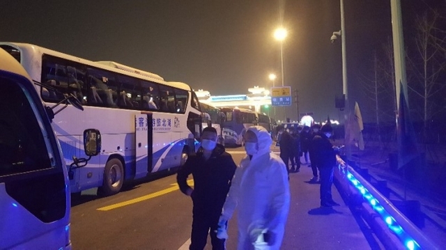 지난 31일 오후 중국 후베이성 우한시 인근 톨게이트 앞 집결지에서 우한지역에 머무르던 한국인들이 2차 전세기 탑승을 위해 모이고 있는 모습. 독자제공