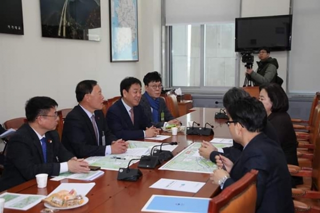 ▲ 자유한국당 박종희 포천·가평 예비후보가 31일 국회 박순자 국토교통위원장실에서 김성기 가평군수, 김석구 ·이원호 범대위원장 등과 함께 국토교통부 손명수2차관을 만나고 있다. 박종희 예비후보