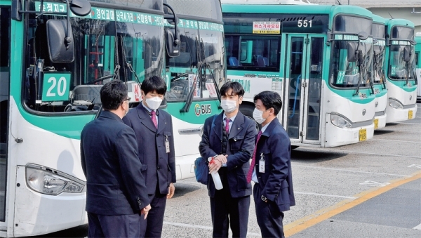 국내 ‘신종 코로나바이러스 감염증’ 확산으로 운수종사자들의 위생 및 건강에도 빨간불이 들어온 2일 오후 군포부곡버스공영차고지에서 마스크를 착용한 도내 버스기사들이 대화를 나누고 있다. 윤원규기자