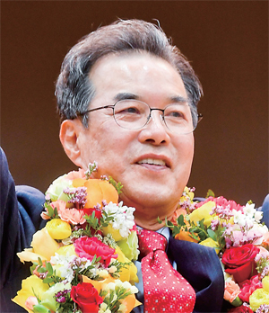 지난달 31일 오후 서울 중구 농협중앙회에서 열린 ‘제24대 농협중앙회장선거’에서 당선된 이성희 신임회장. 윤원규기자