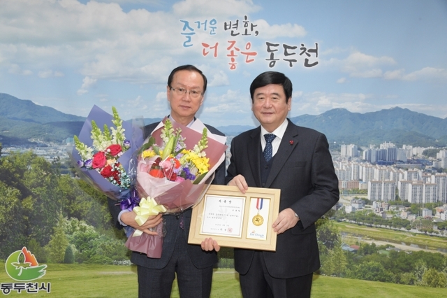 동두천시 1일 명예시장 위촉된 생연2동 지역사회보장협의체 이종림 회장(왼쪽)