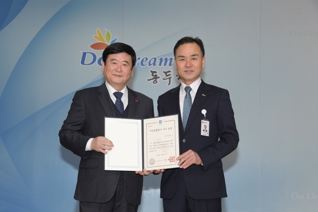 최용덕 동두천시장(사진 왼쪽), 전흥식 기획감사담당관.
