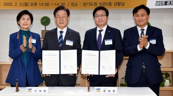 3일 경기도청 상황실에서 열린 ‘신분당선 광교~호매실 구간 조기 착수를 위한 공동 건의문 채택 및 협약식’에서 이재명 경기도지사와 염태영 수원시장이 협약서에 서명을 한 후 김영진, 백혜련 국회의원과 함께 기념촬영을 하고 있다.(왼쪽부터 백혜련 국회의원, 이재명 경기도지사, 염태영 수원시장, 김영진 국회의원) 전형민기자