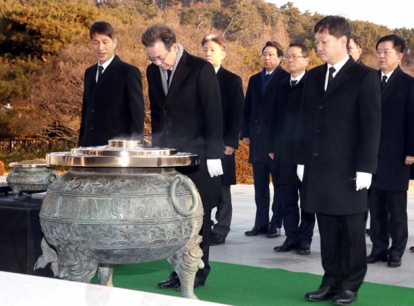 이성희 농협중앙회 회장이 3일 오전 서울 동작구 국립서울현충원을 참배하고 있다.연합뉴스