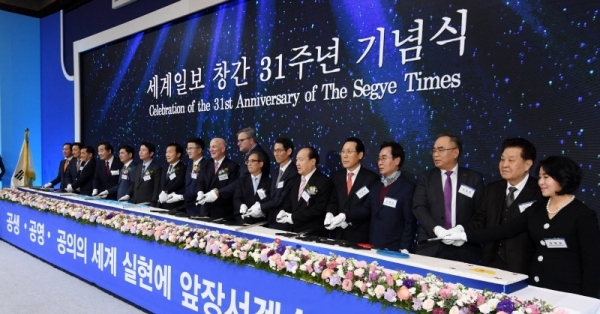 3일 서울 소공동 롯데호텔에서 열린 ‘세계일보 창간 31주년 기념식’에서 이낙연 더불어민주당 상임고문, 손학규 바른미래당 대표, 지상욱 새로운보수당 공동대표, 이인영 더불어민주당 원내대표, 정희택 세계일보 사장, 토마스 맥데빗 워싱턴타임스 회장, 신항철 경기일보 대표이사 사장 등 참석 내빈들이 축하떡 커팅을 하고 있다. 세계일보 제공