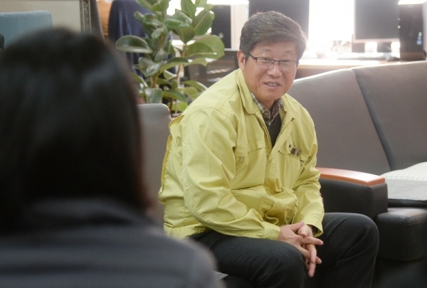 3일 김상섭 인천시 일자리경제본부장이 청사내 전국 기자실에서 신종코로나 대응 경제 대책반 운영 기자 브리핑을 하고 있다. 장용준기자